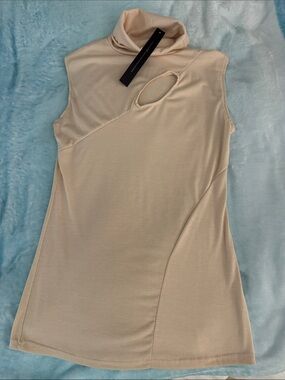 Sleeveless Turtleneck Top with Cutout in Beige